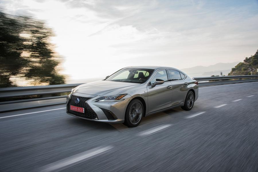  Lexus ES300h F-Sport 2018 года  (WW) (фото 27 из 46)